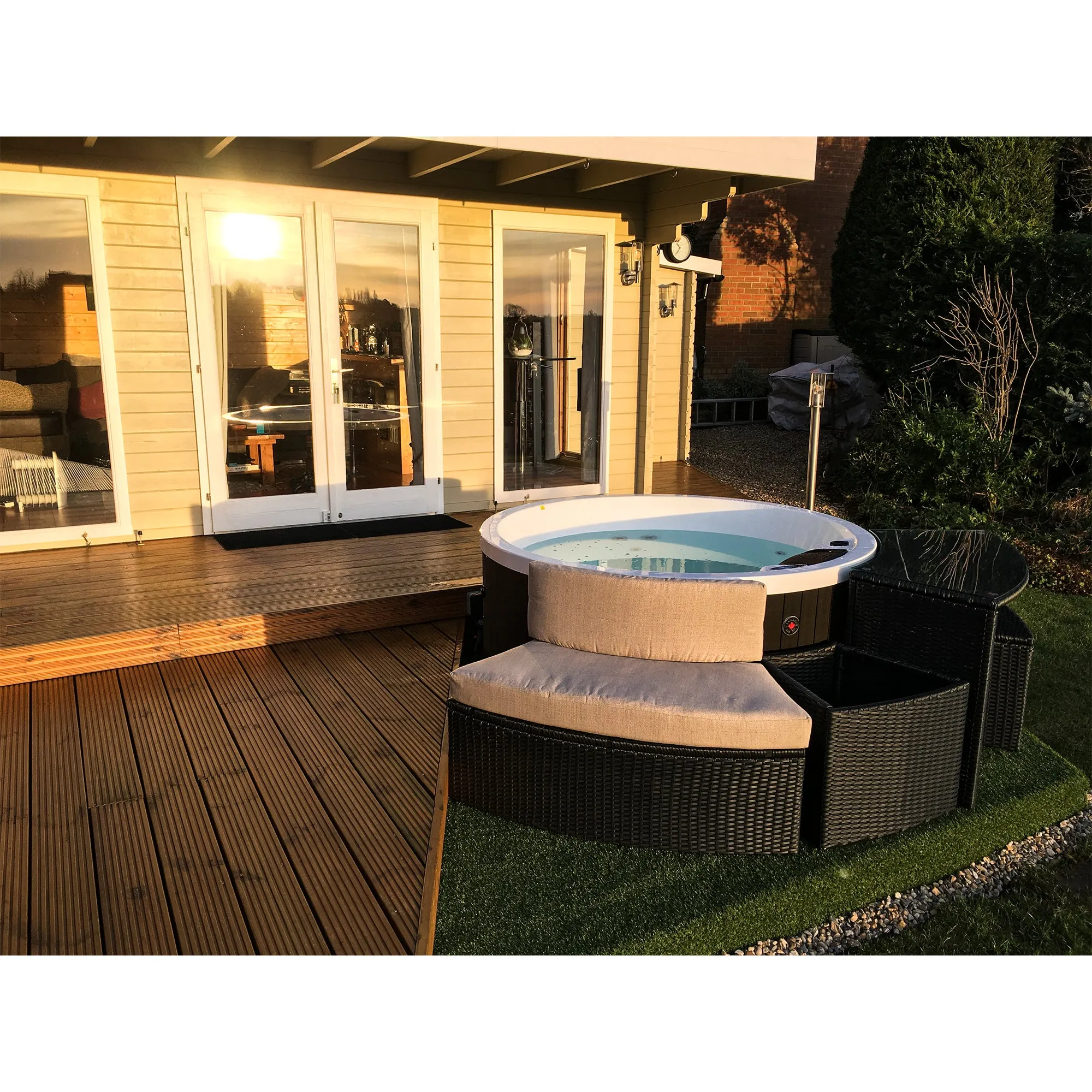 Ex Display/Demo Okanagan 4-Person Patio Spa | 160 cm Diameter