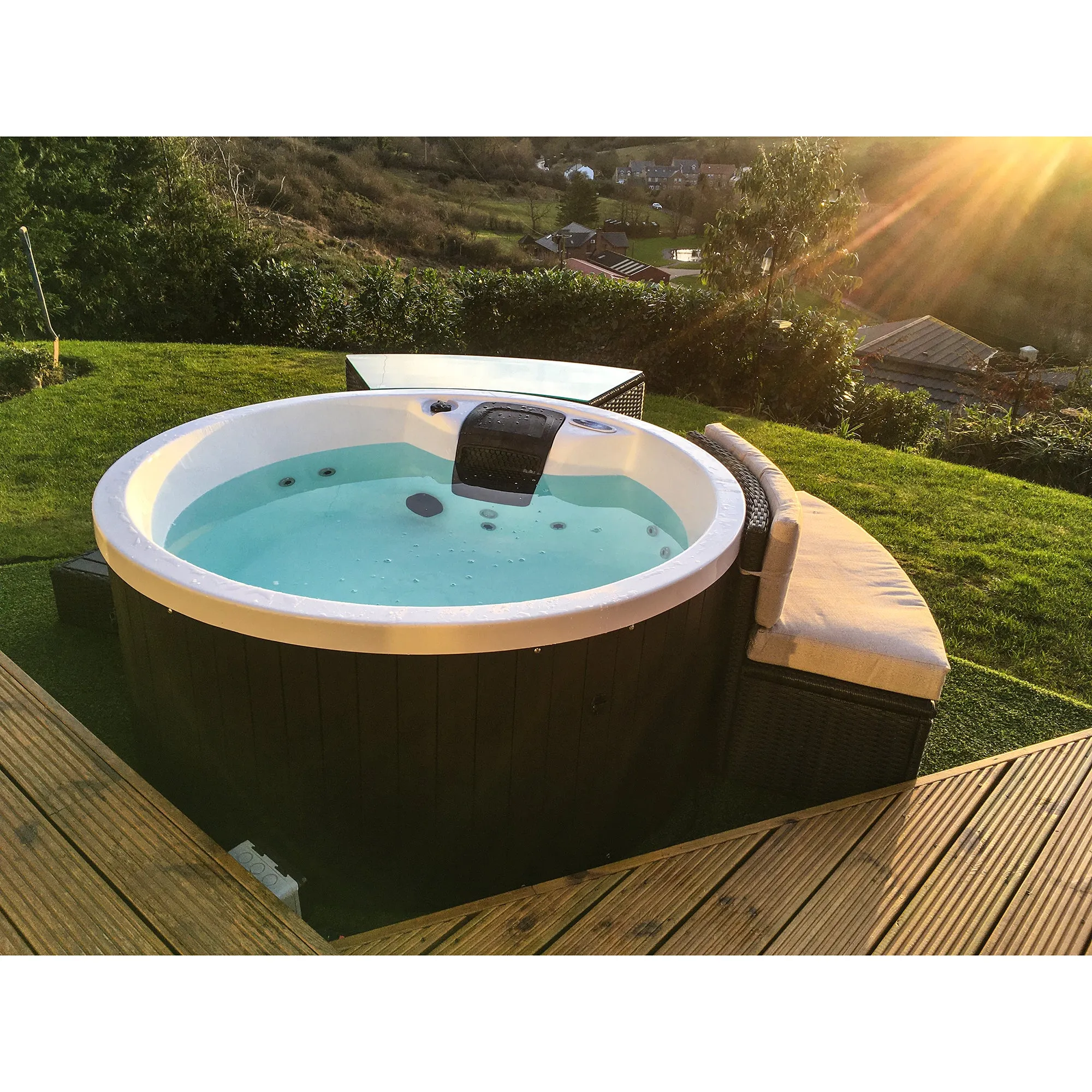 Ex Display/Demo Okanagan 4-Person Patio Spa | 160 cm Diameter